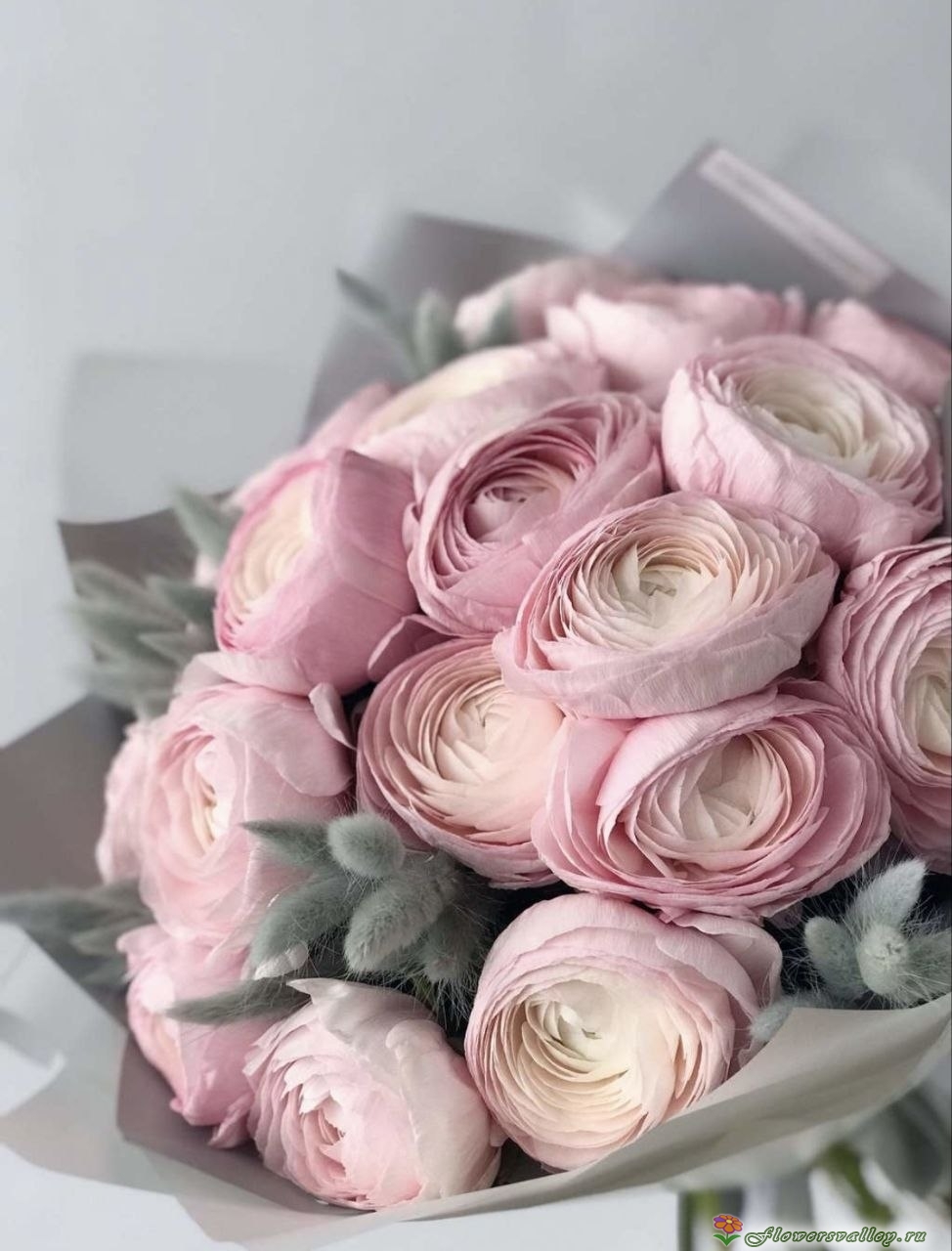 Букет с ранункулюсами и лагурусом