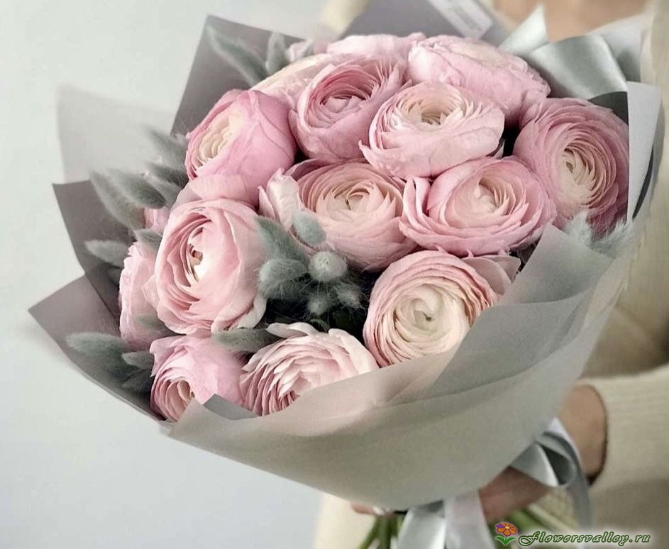 Букет с ранункулюсами и лагурусом