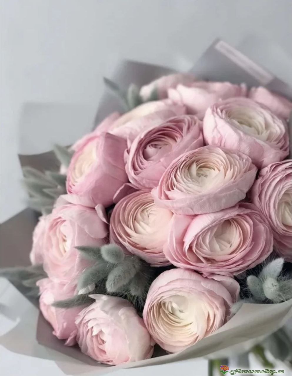 Букет с ранункулюсами и лагурусом