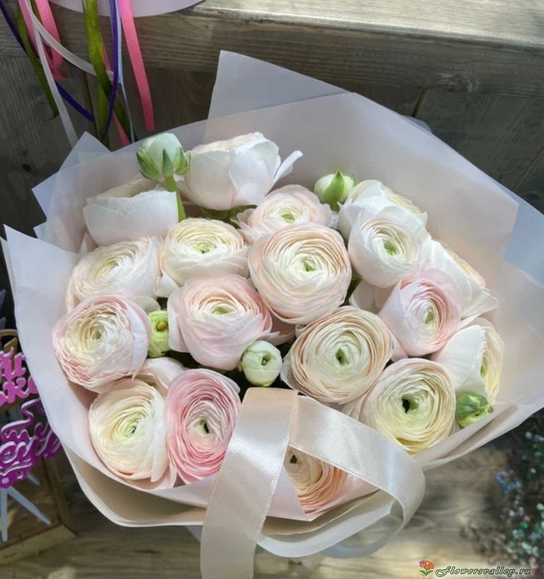 Букет белых ранункулюсов