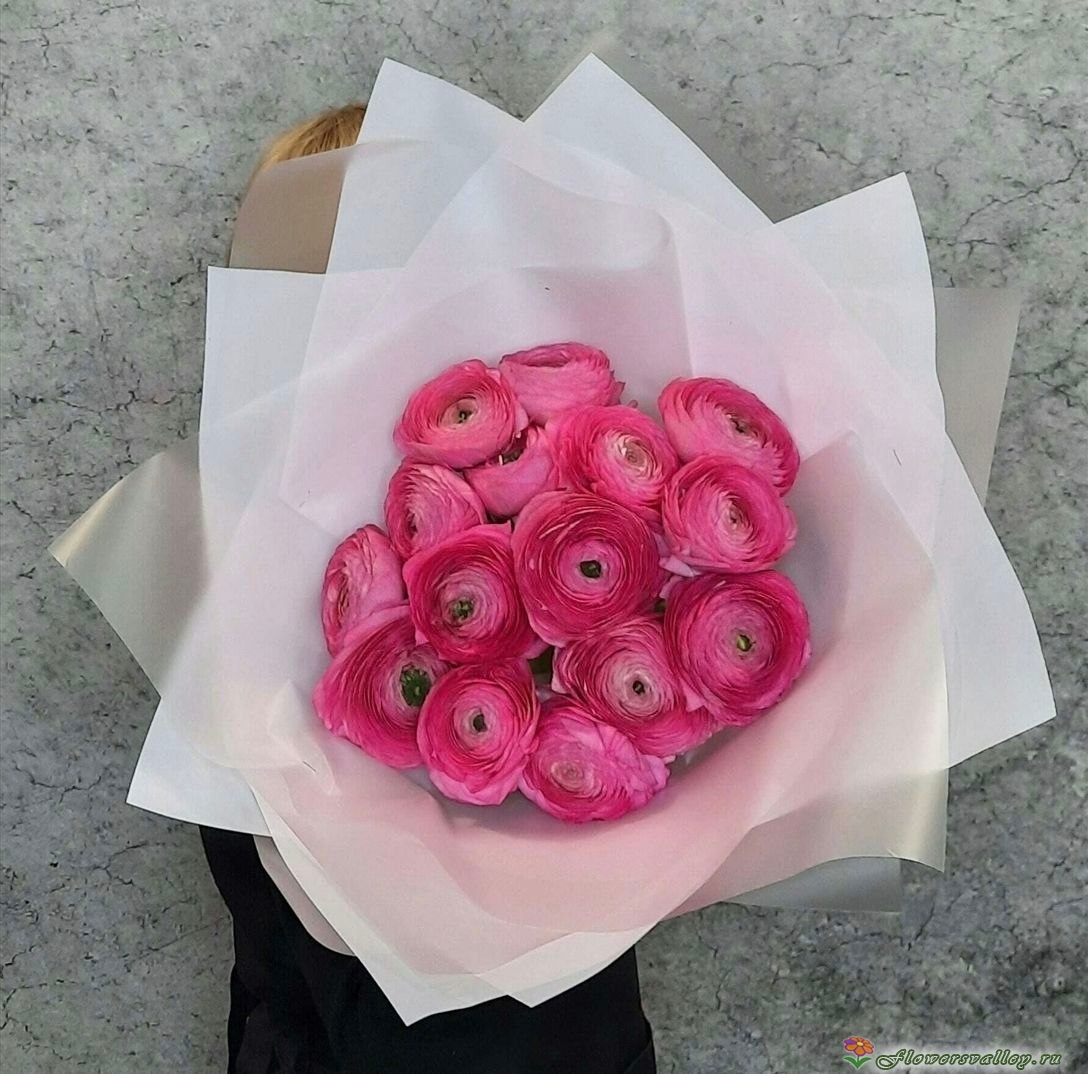 Букет малиновых ранункулюсов
