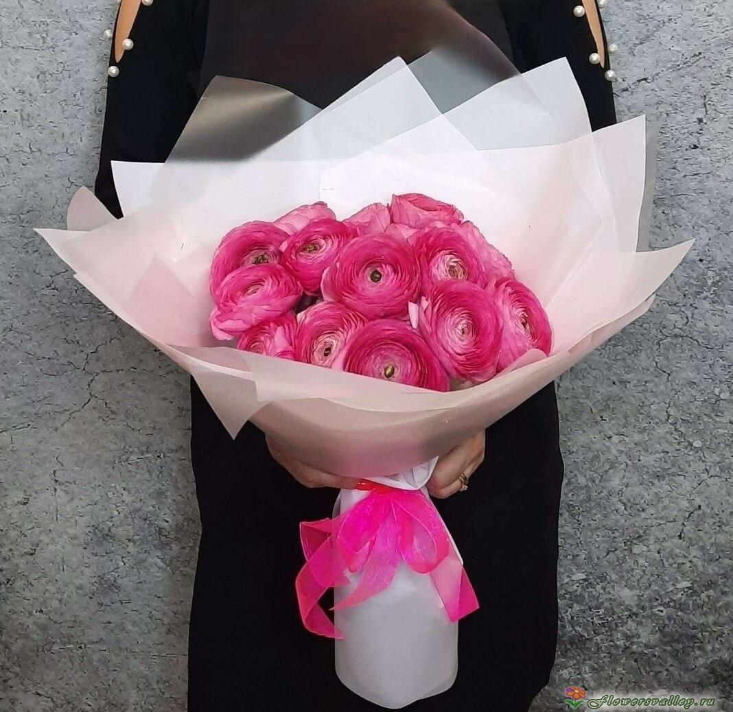 Букет малиновых ранункулюсов