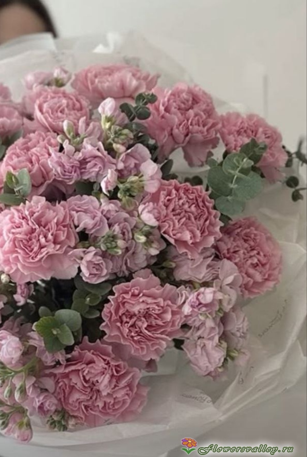 Букет с маттиолой и диантусами