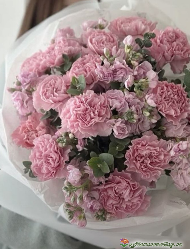 Букет с маттиолой и диантусами