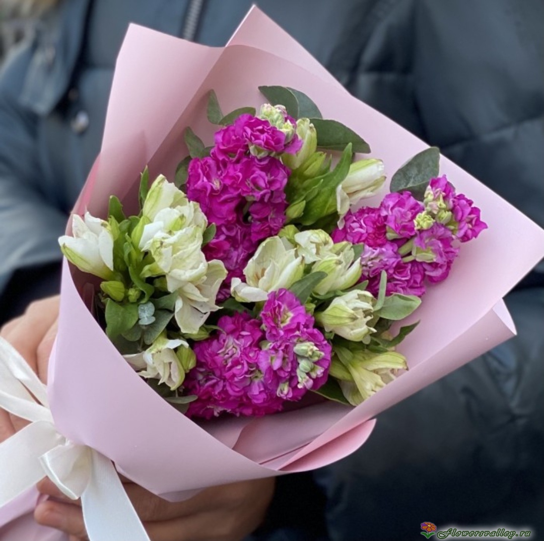 Букет маттиол и альстромерий