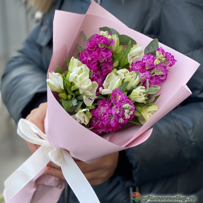 Букет маттиол и альстромерий