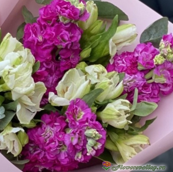 Букет маттиол и альстромерий