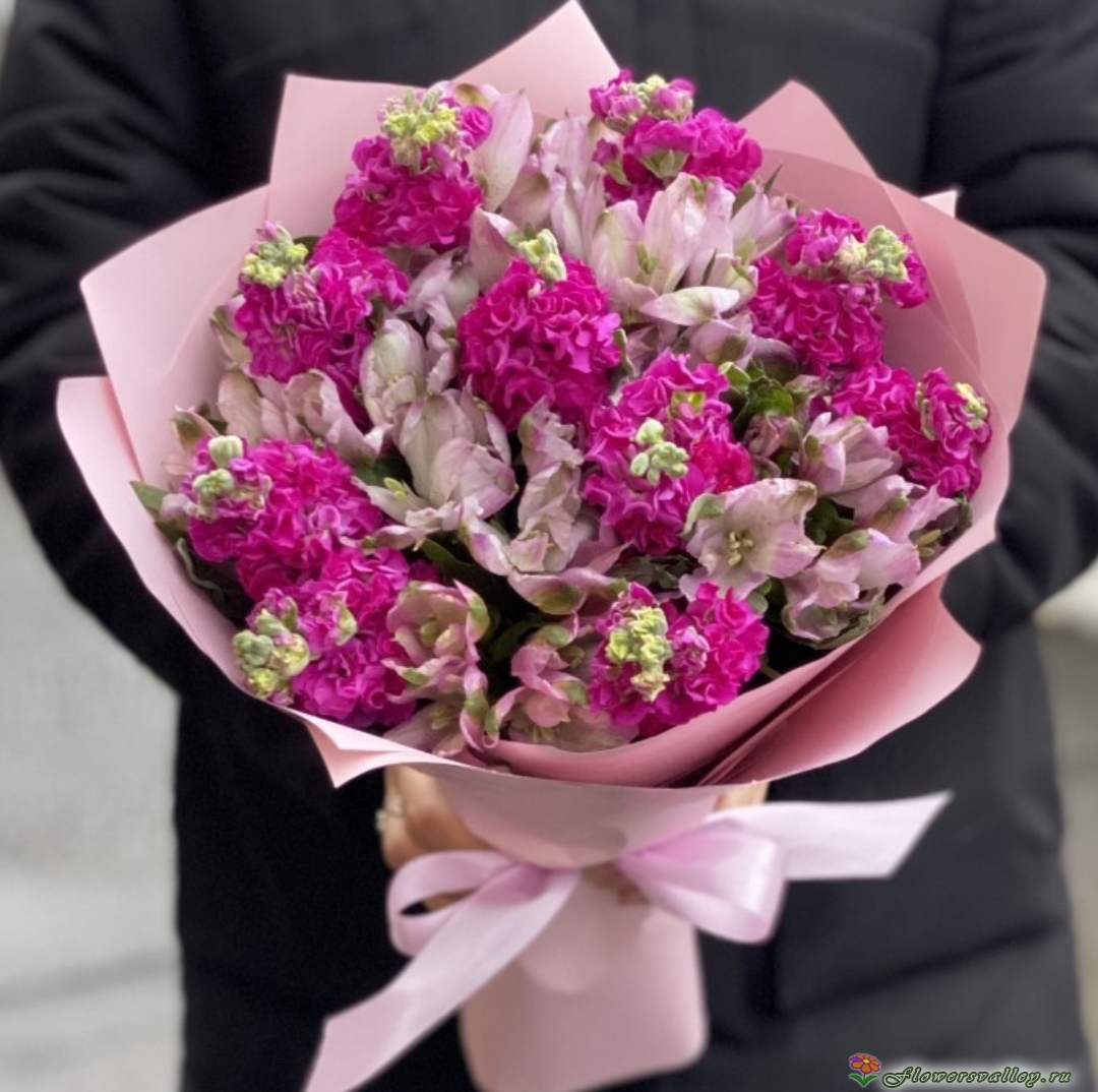 Букет маттиол и альстромерий