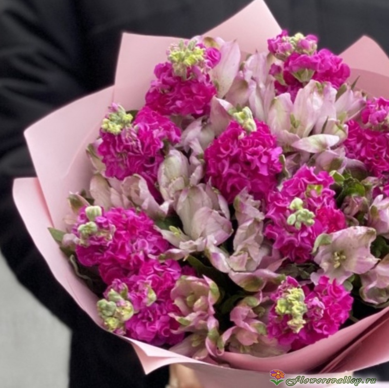 Букет маттиол и альстромерий