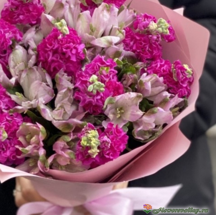 Букет маттиол и альстромерий