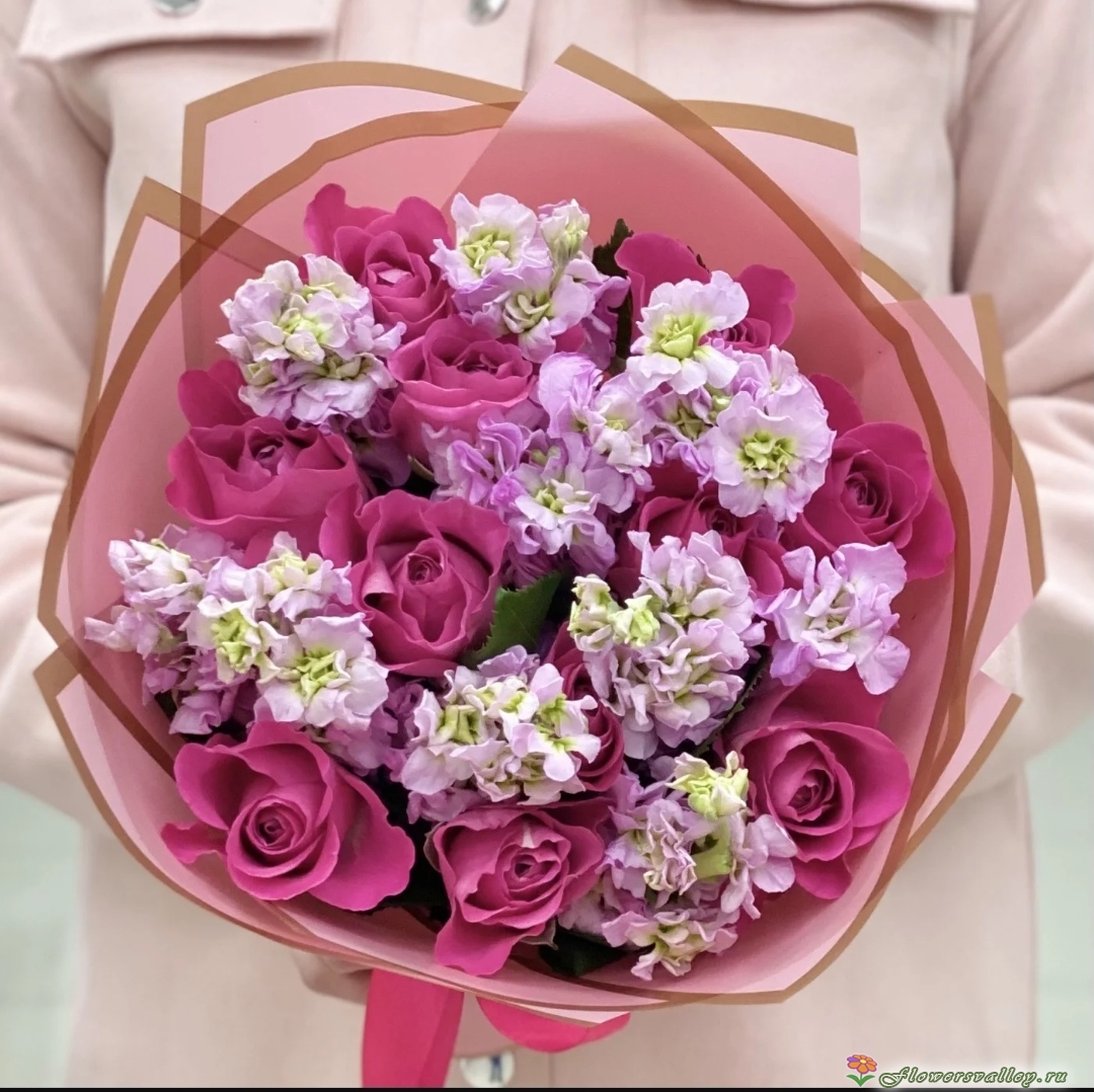 Букет с лавандовой маттиолой и розовой розой