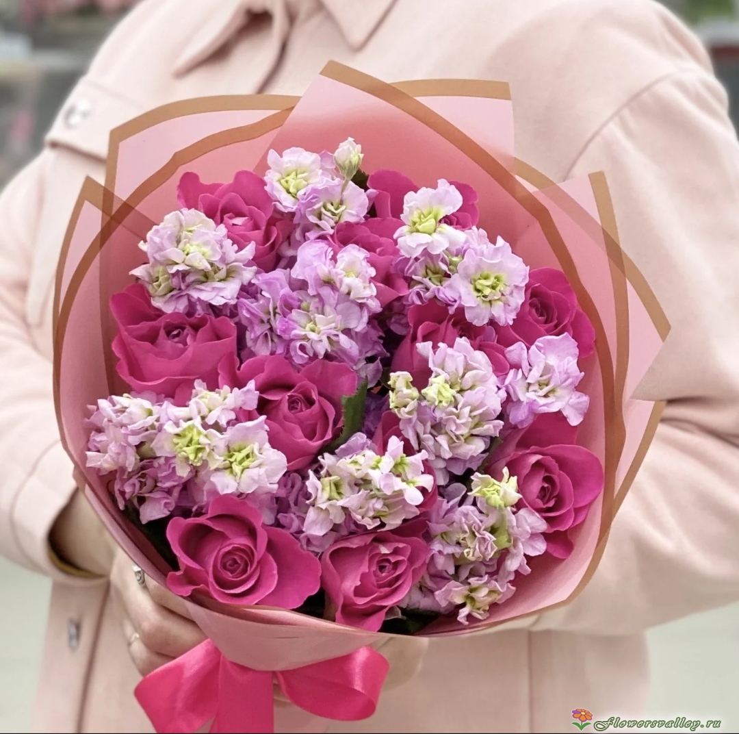 Букет с лавандовой маттиолой и розовой розой