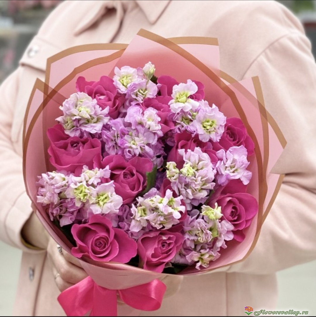 Букет с лавандовой маттиолой и розовой розой