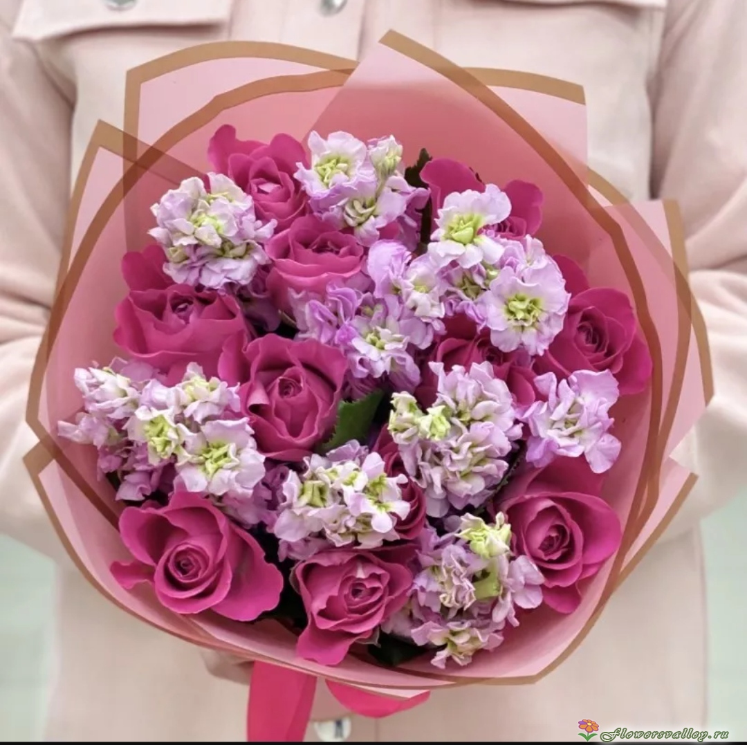 Букет с лавандовой маттиолой и розовой розой