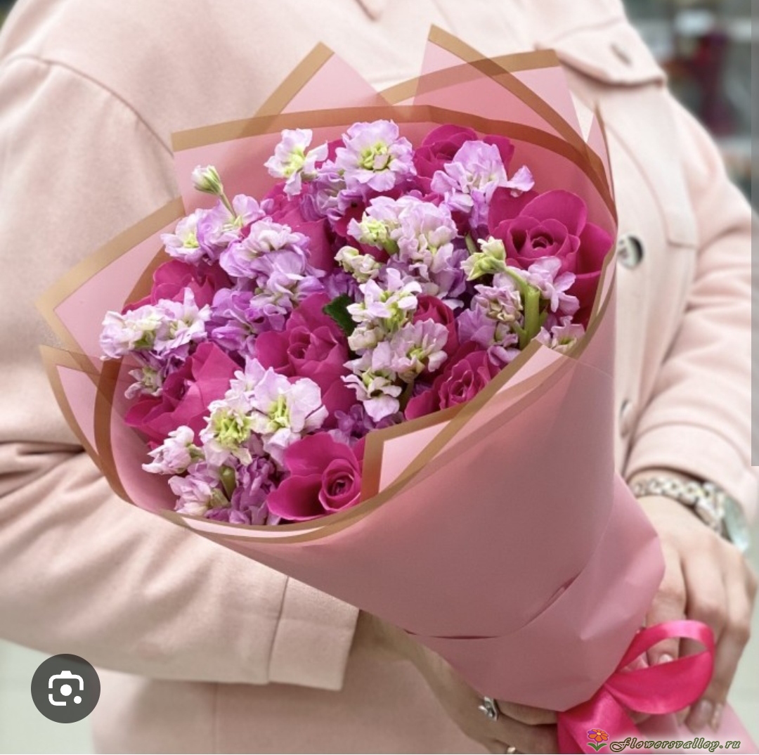 Букет с лавандовой маттиолой и розовой розой