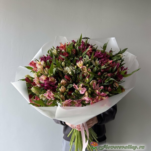 букет из 51 альстромерии