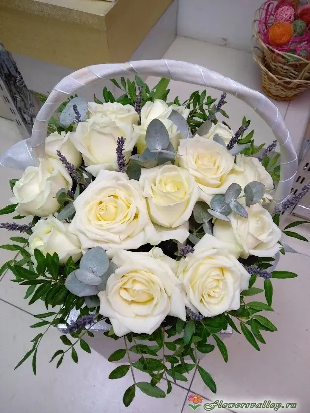 Корзина с 15 розами и лавандой. Фото 2.