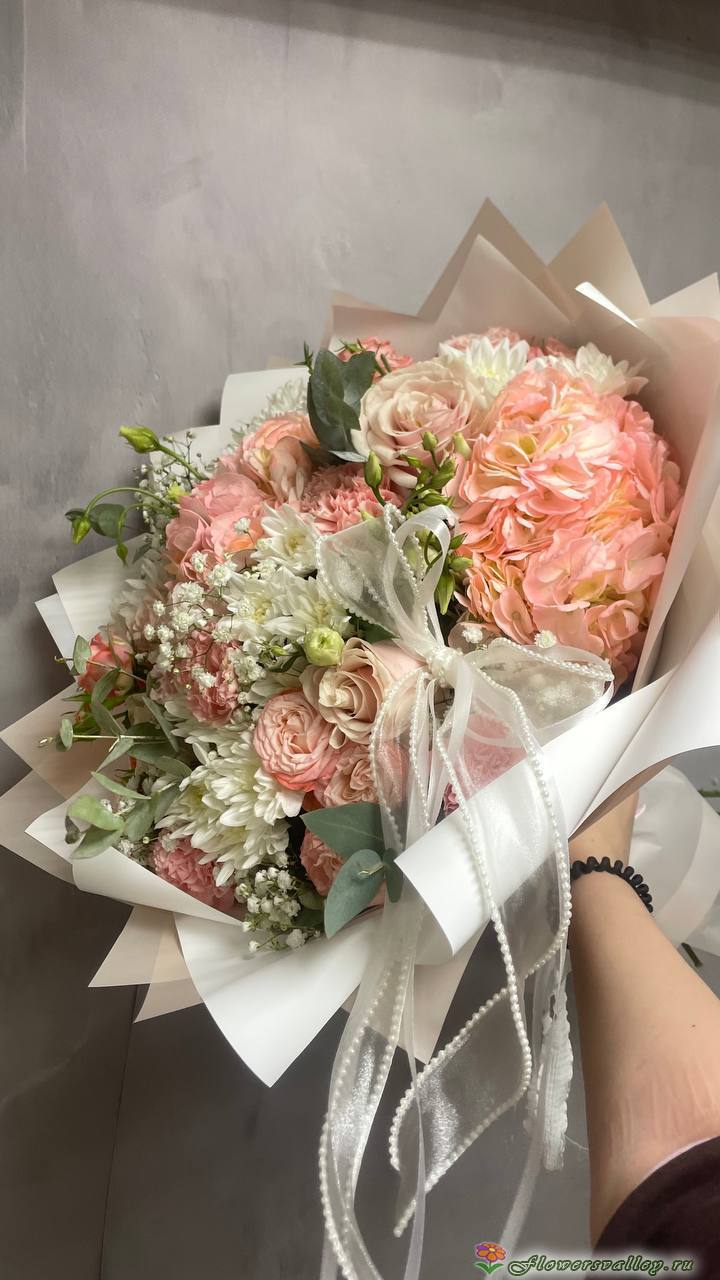 букет из гортензий, розы и хризантемы