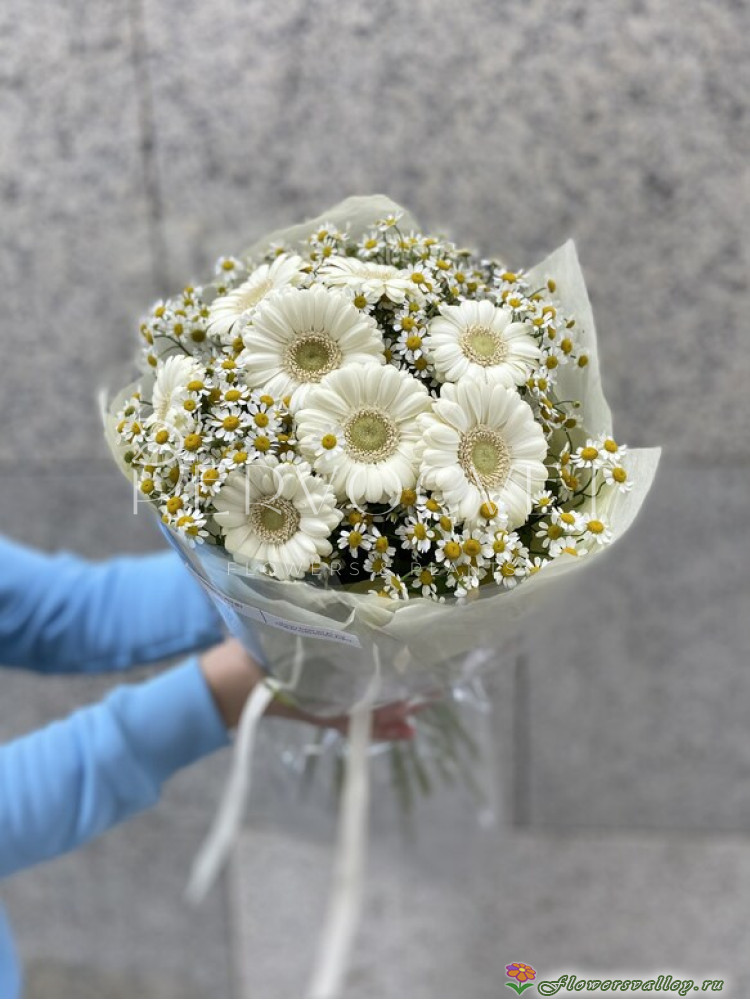 букет с герберами и ромашками