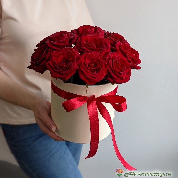 11 красных роз в коробке