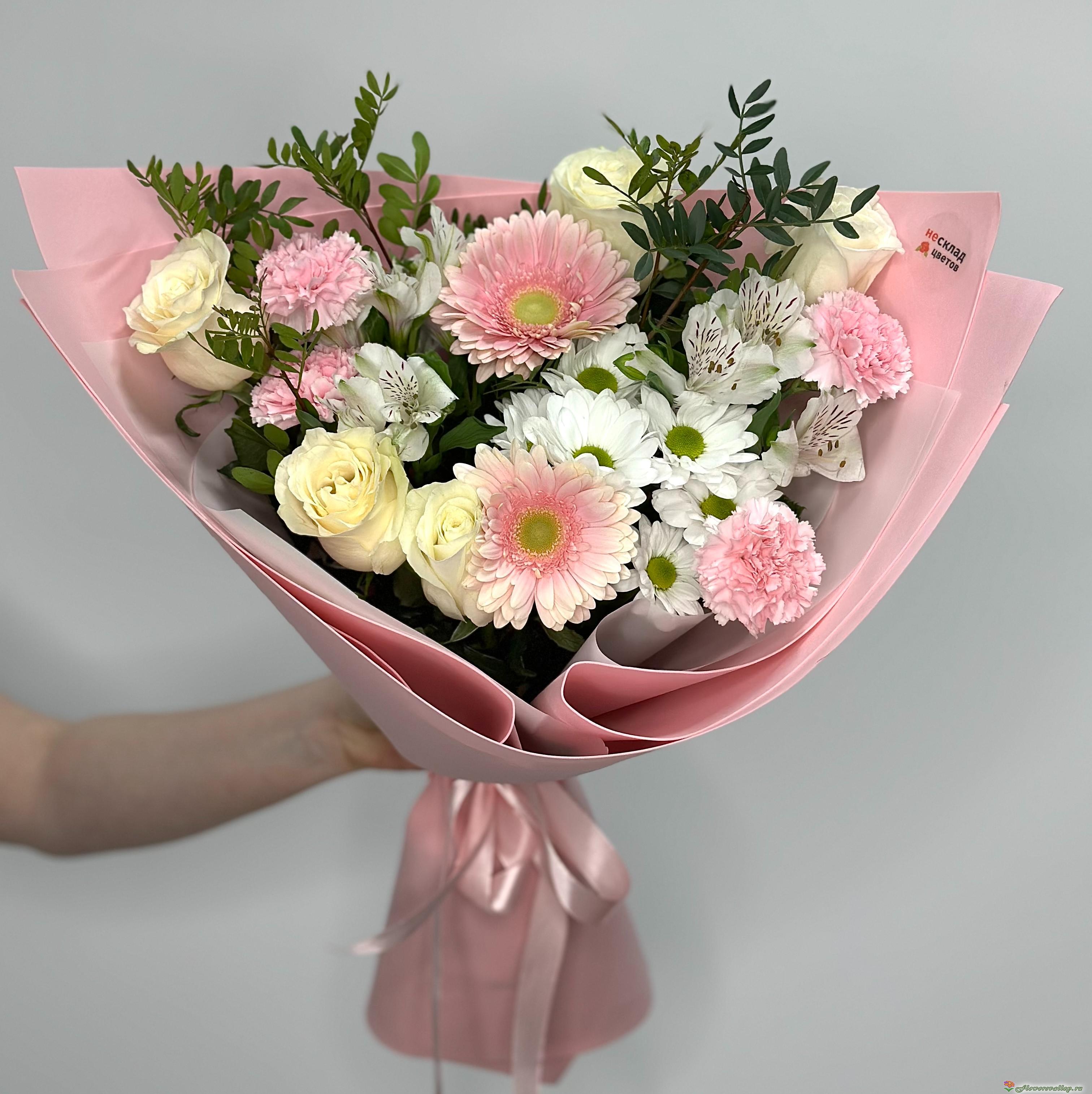 Букет из гербер хризантем и кустовой розы