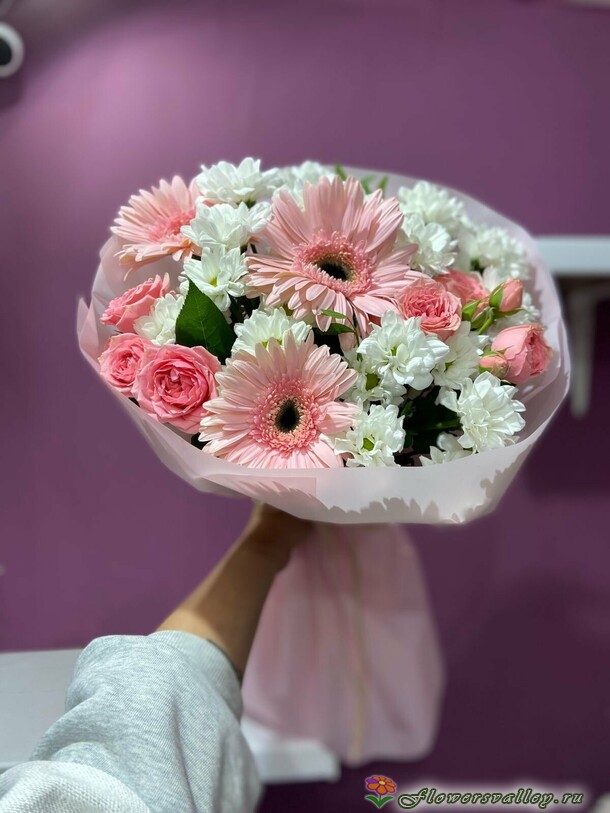 Букет из гербер хризантем и кустовой розы