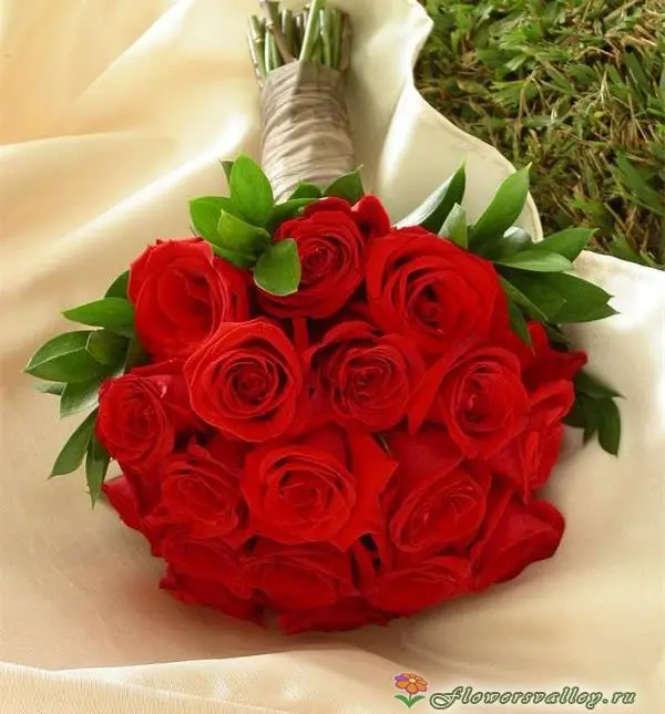 Букет невесты из 15 красных роз