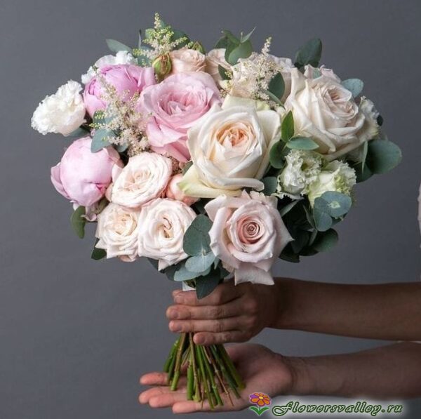 Букет невесты из пионов и пионовидной кустовой розы