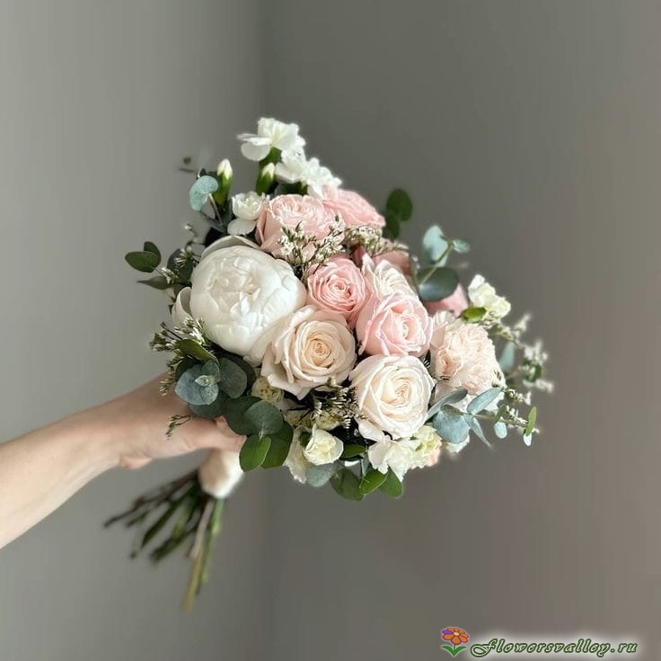 Букет невесты из пионов и пионовидной кустовой розы