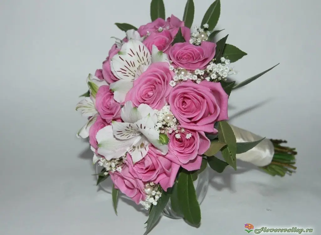 Букет невесты из розовых роз и альстромерий