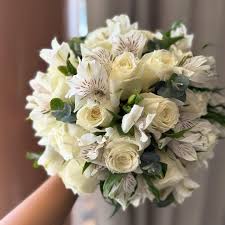 Букет невесты из роз и альстромерии