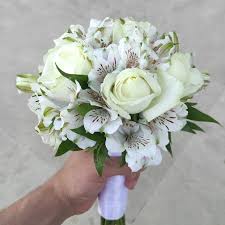 Букет невесты из роз и альстромерии