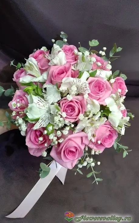 Букет невесты из розовых роз и альстромерий. Фото 3.
