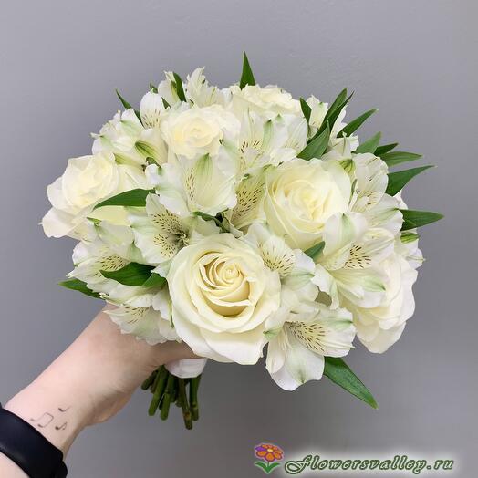 Букет невесты из роз и альстромерии