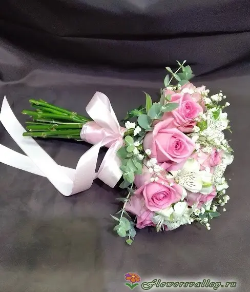 Букет невесты из розовых роз и альстромерий. Фото 4.