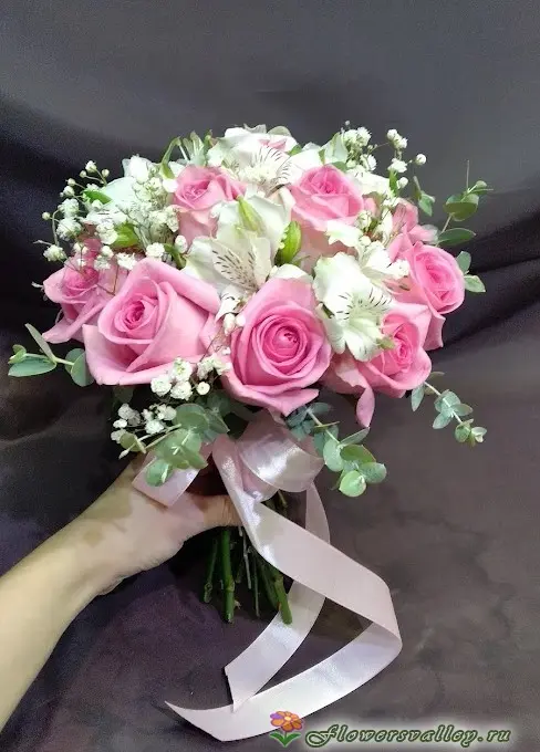 Букет невесты из розовых роз и альстромерий. Фото 2.