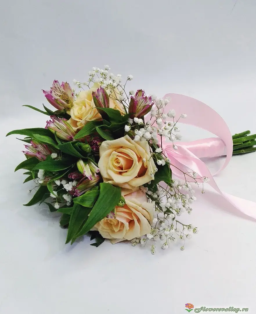 Букет невесты из роз и альстромерии. Фото 2.