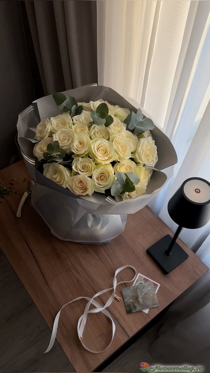 25 белых роз Аваланш