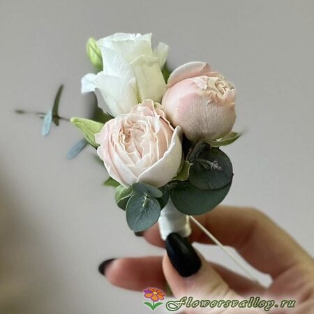 Бутоньерка с розой и лизиантусом