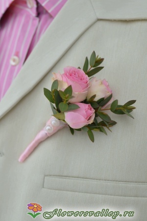 Бутоньерка из кустовой розы