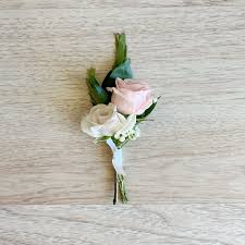 Бутоньерка из кустовой розы