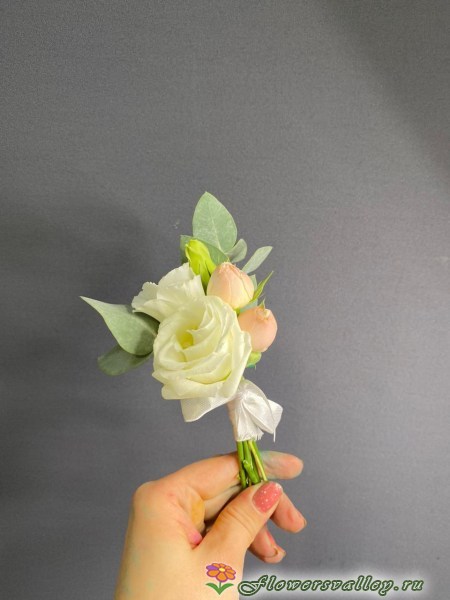 Бутоньерка из кустовой розы