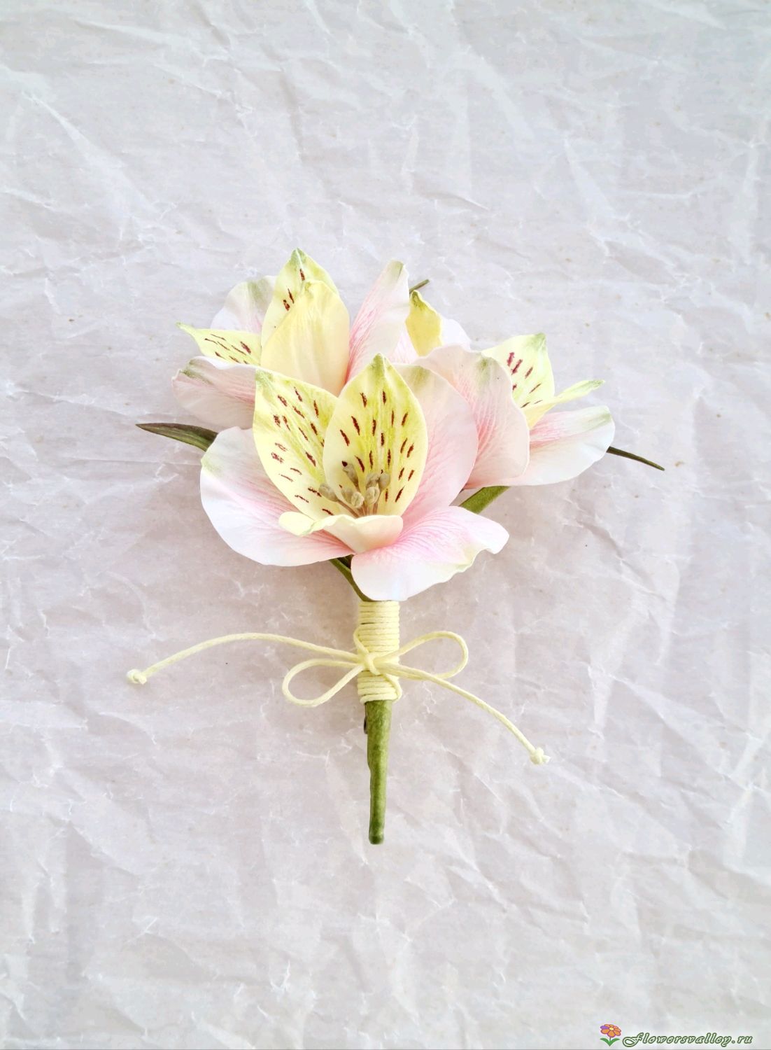 Бутоньерка из альстромерии