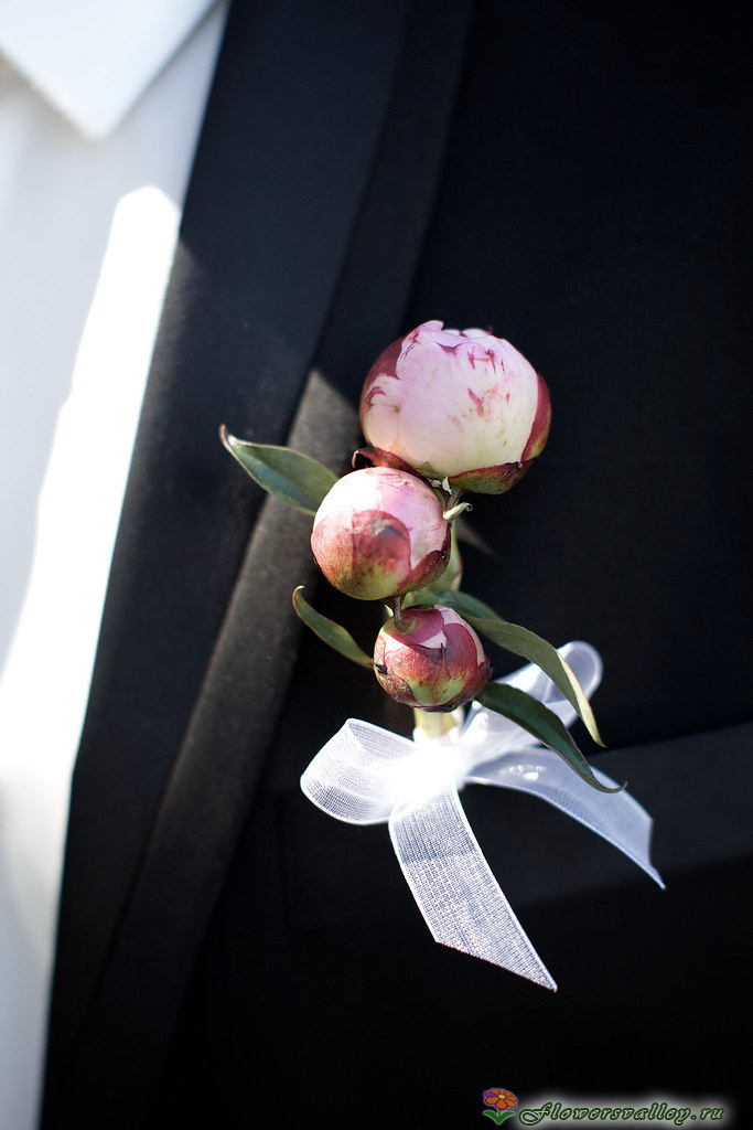 Бутоньерка с пионом