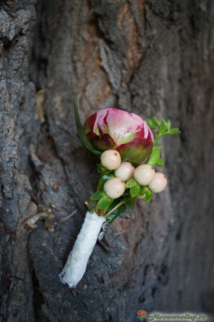 Бутоньерка с пионом