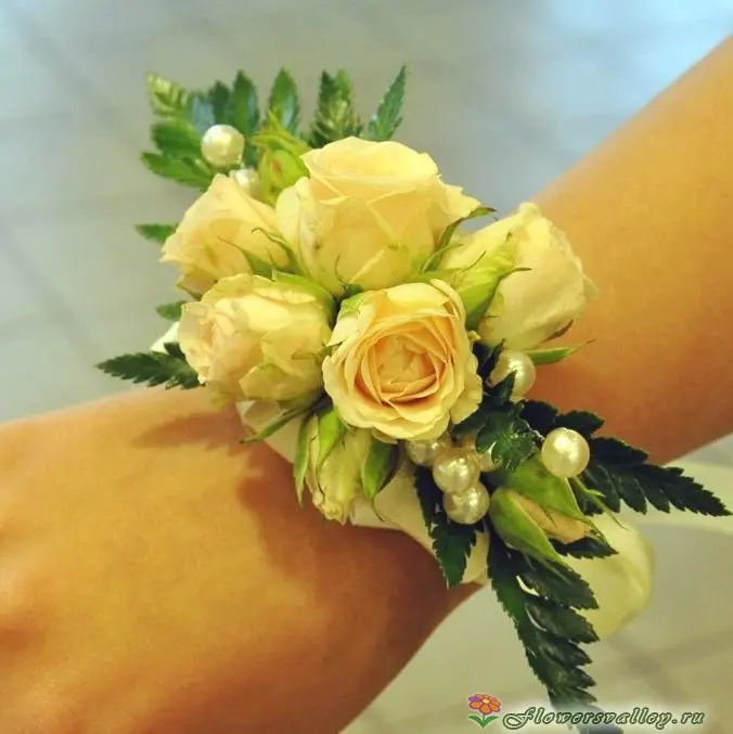 Браслет невесты из кустовой розы