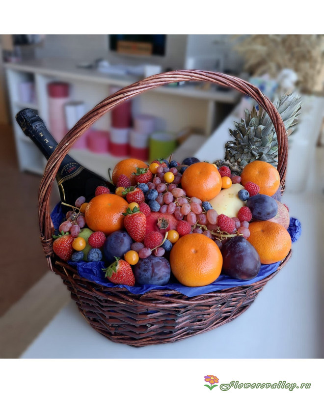 Корзинка с фруктами, шары, плюшевый мишка