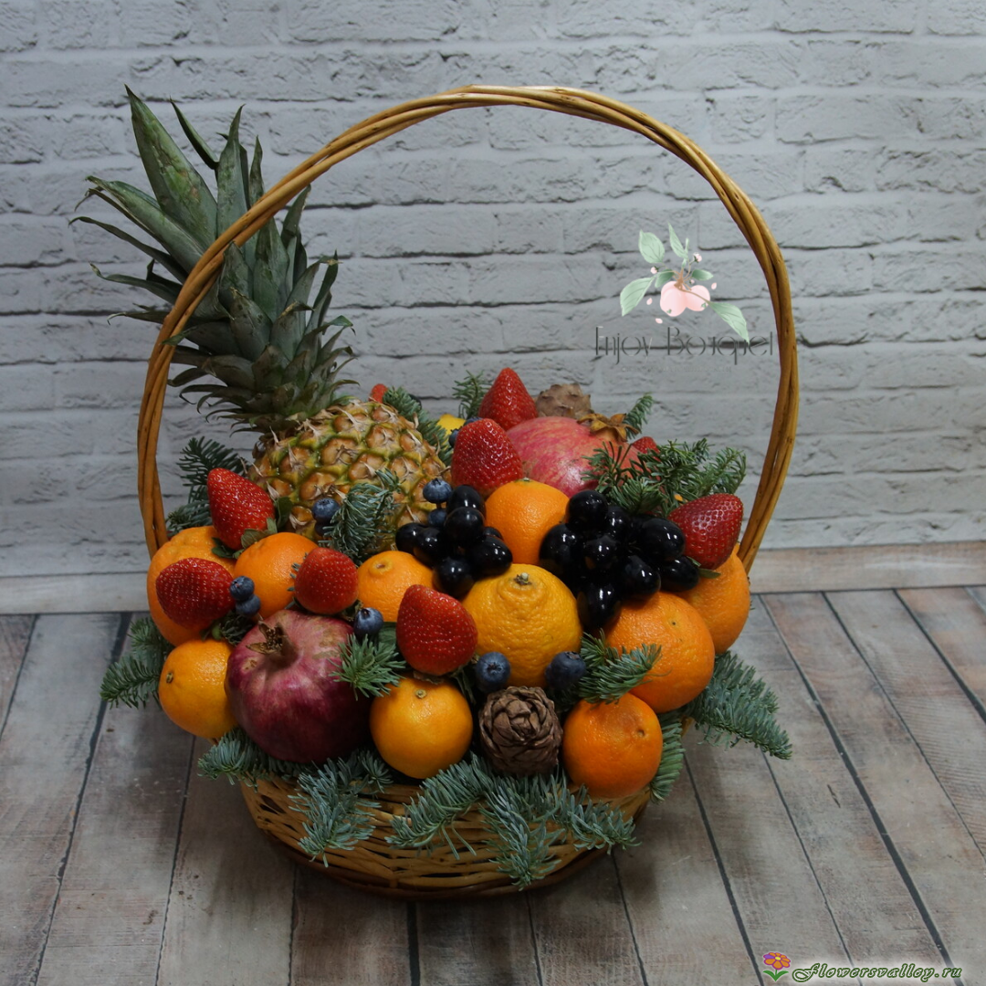 Корзинка с фруктами, шары, плюшевый мишка