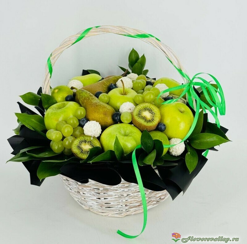 Корзинка с фруктами, шары, плюшевый мишка