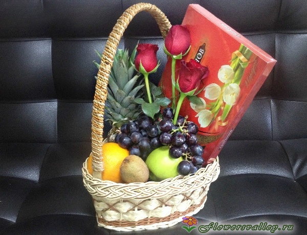 Корзинка с фруктами, шары, плюшевый мишка